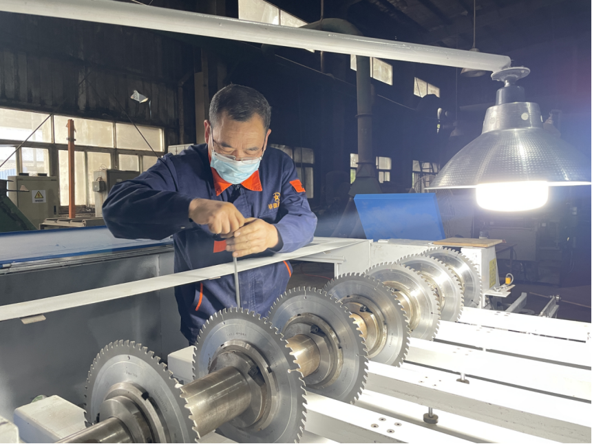 永林藍豹家居引進新設(shè)備助力生產(chǎn)提質(zhì)增效