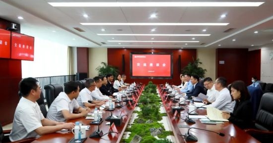 余紅輝與貴州省黔西南州委書(shū)記陳昌旭一行座談