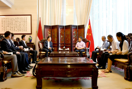 余紅輝拜訪中華人民共和國駐印尼特命全權(quán)大使陸慷，中國駐東盟使團(tuán)團(tuán)長、特命全權(quán)大使侯艷琪