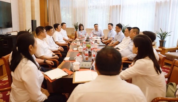 余紅輝與龍江森工集團(tuán)黨委書(shū)記、董事長(zhǎng)張冠武一行座談