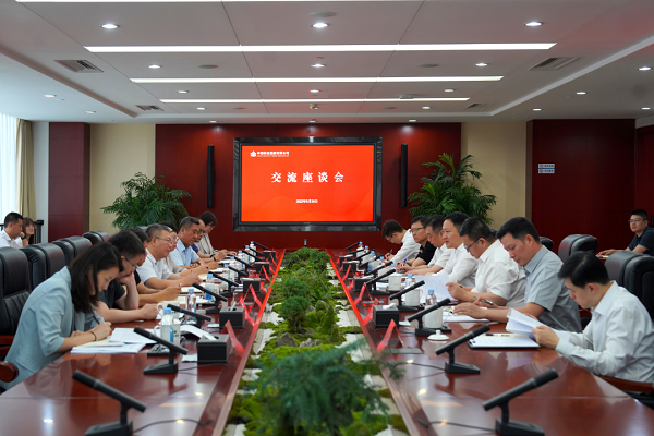 余紅輝與北京市石景山區(qū)委副書記、區(qū)長(zhǎng)李新座談